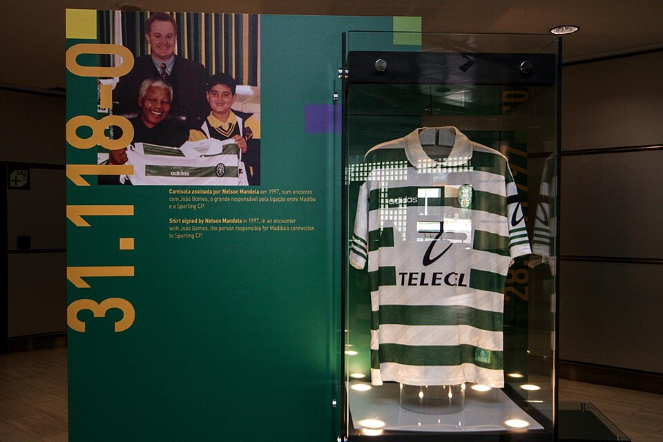 Presents the Rugby World Cup trophy