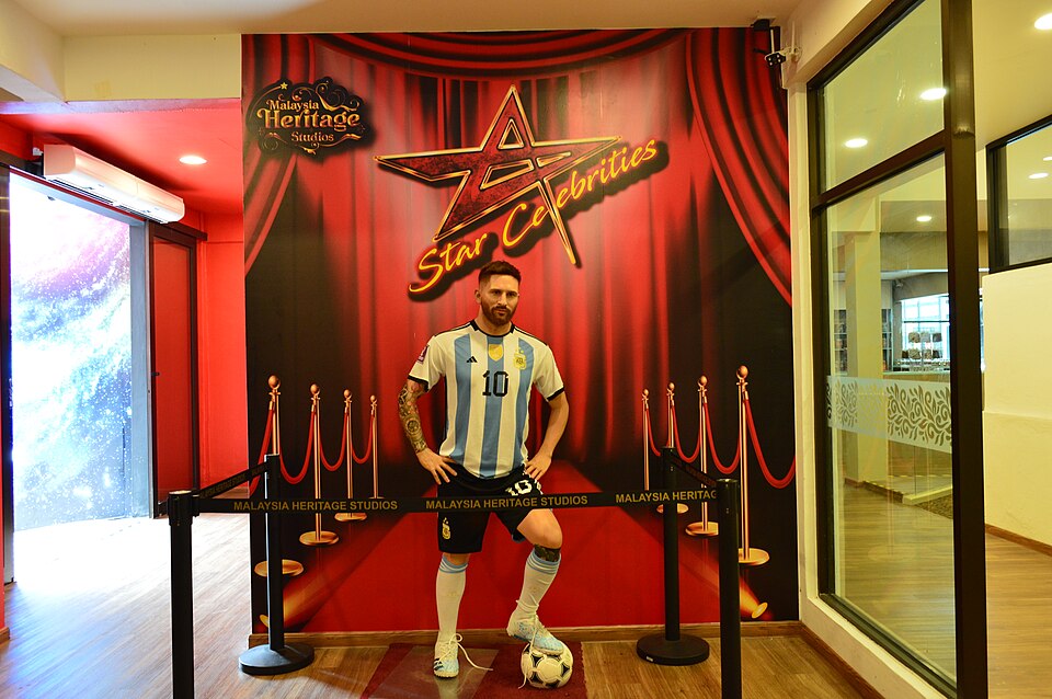 Moves to Barcelona