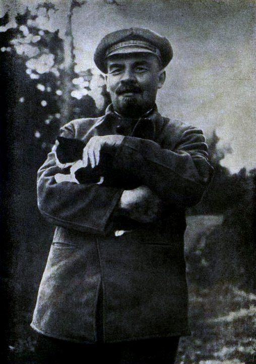 Marries Nadezhda Krupskaya