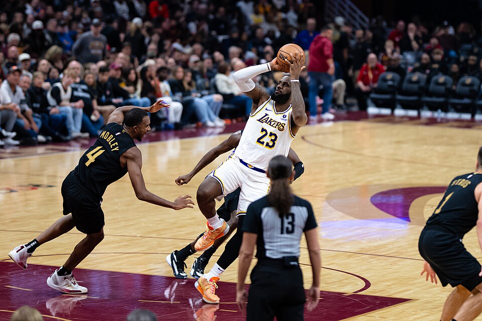 Signs with the Lakers