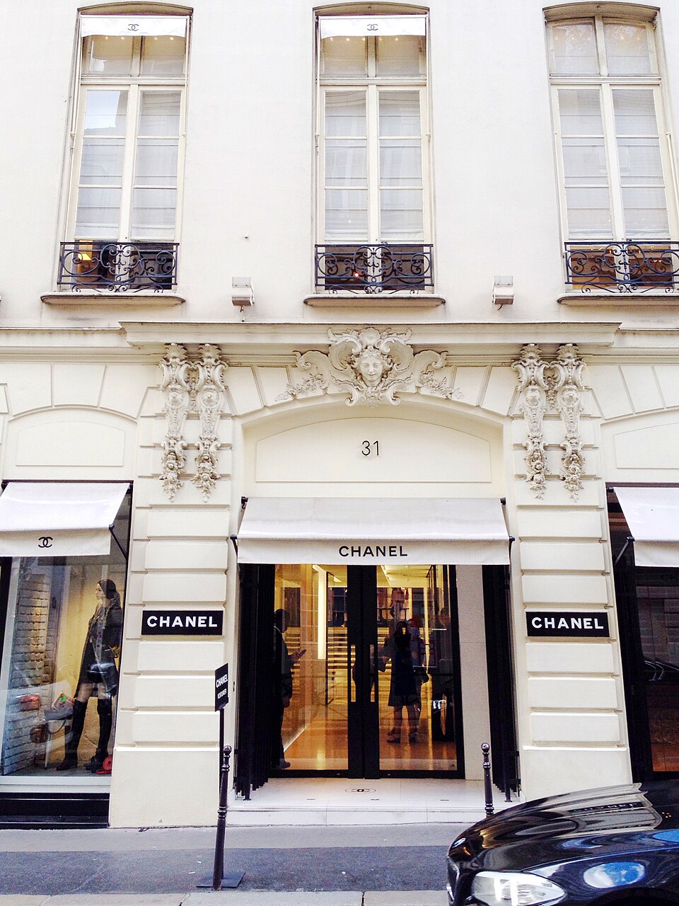Couture house closes