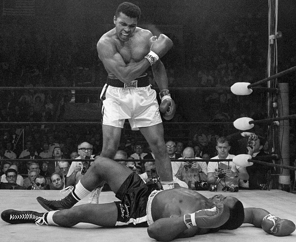 Clay defeats Liston