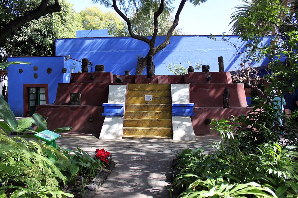 Dies at Casa Azul