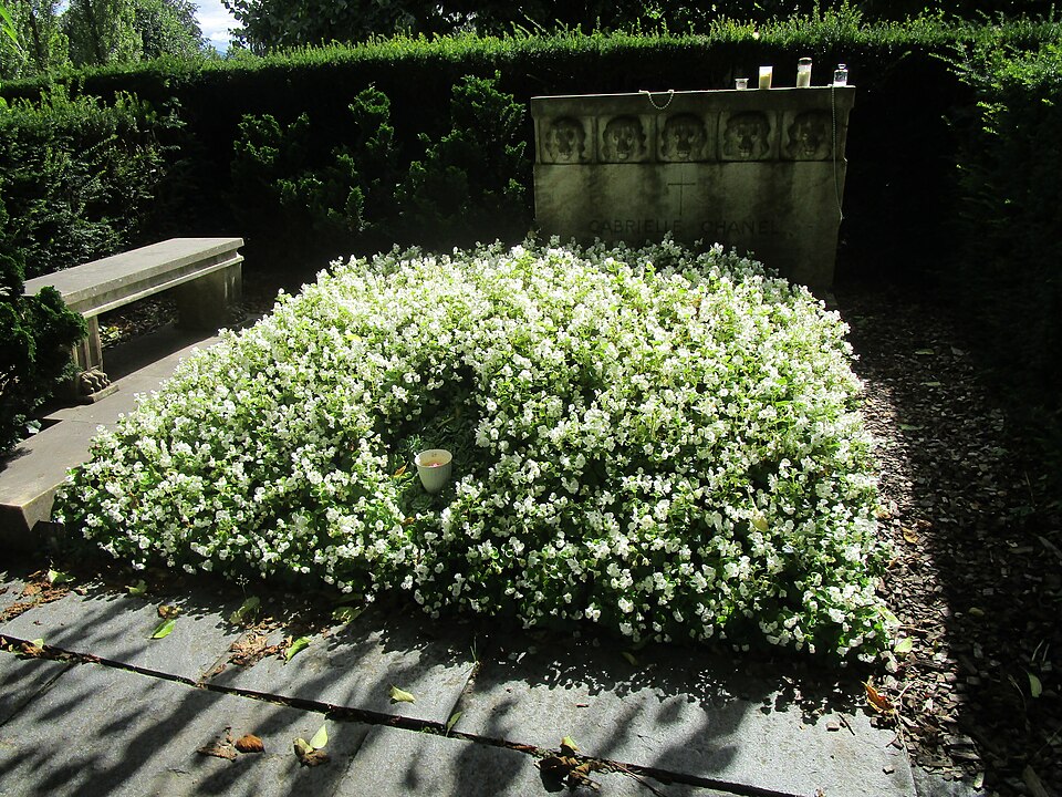 Dies in Paris