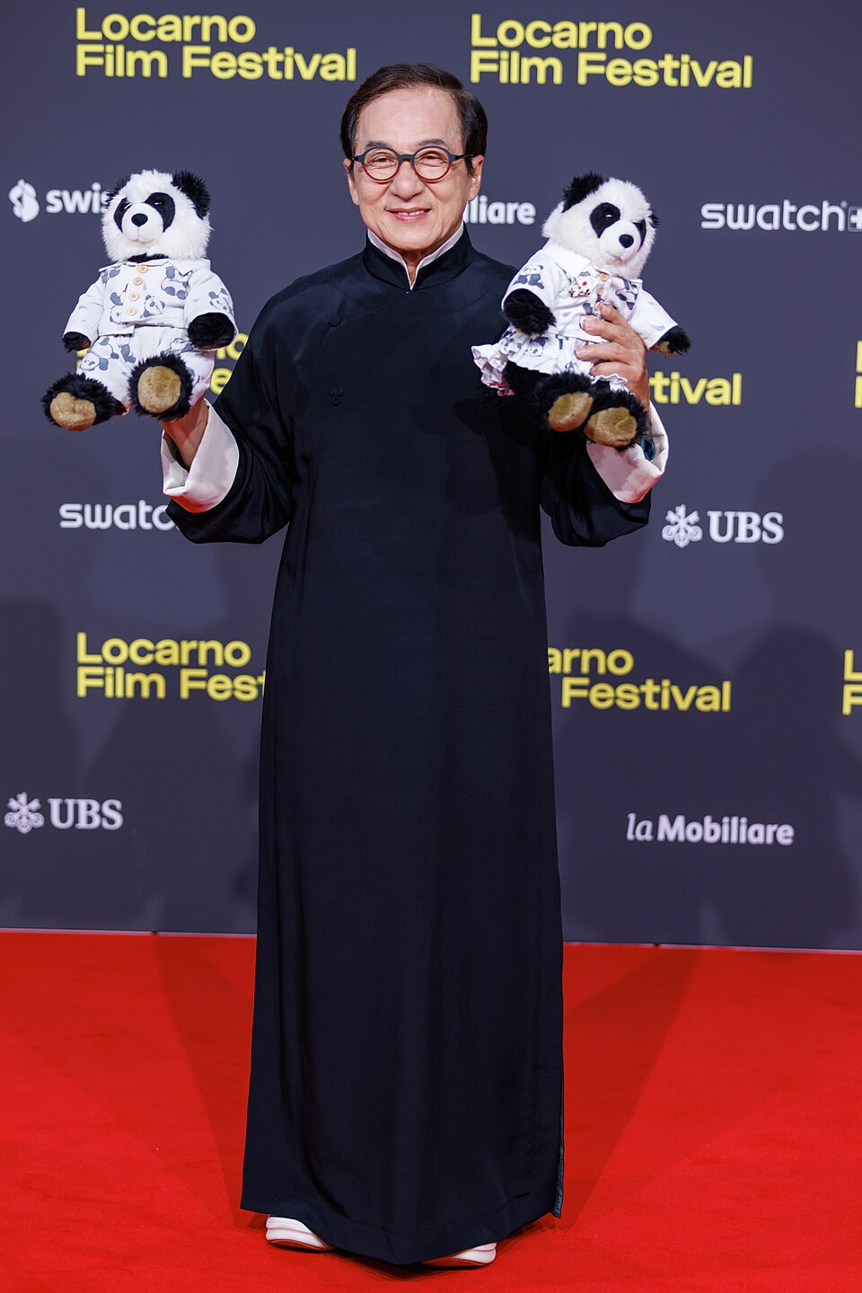 Enters the China Drama Academy